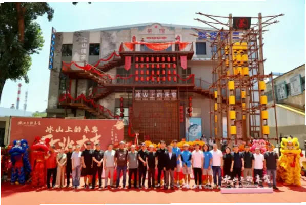 在小城市，街头庆典如何成为事件中的关键一环？